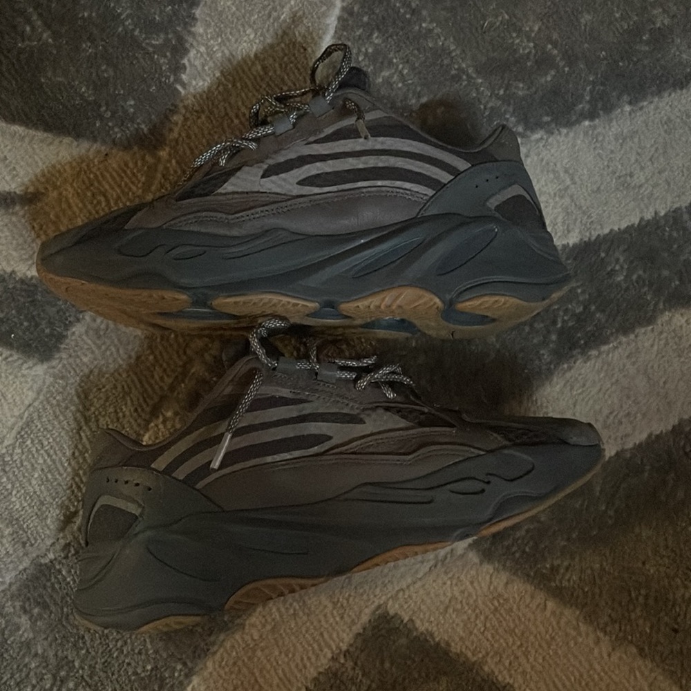 Authentic: Yeezy 700v2 Geode